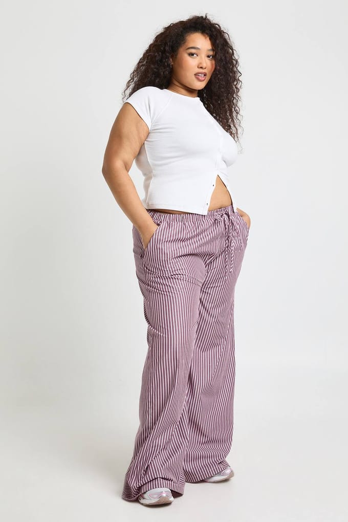 boohoo Dames Plus Geweven Gestreepte Broek met Elastische Taille en Wijde Pijpen | Wijn | Maat: 48