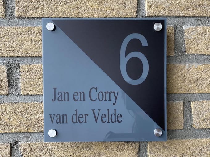 Naambordje / huisnummer voordeur driehoek grijs