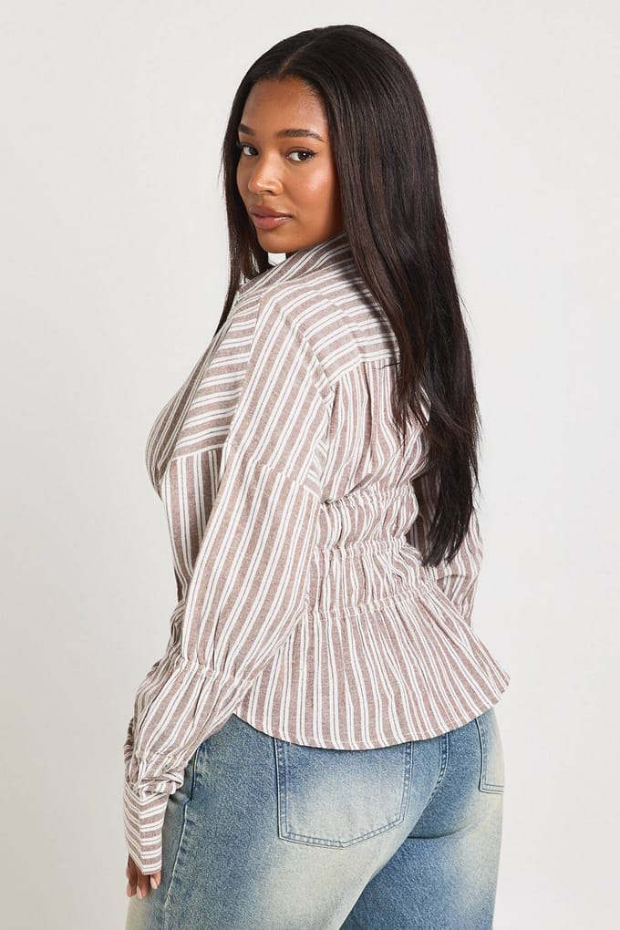 boohoo Dames Plus Pinstripe Poplin Shirt met Gerimpelde Taille | Steen | Maat: 48