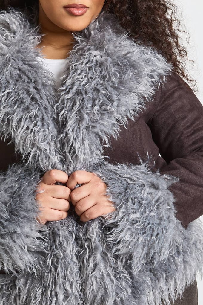 boohoo Dames Jas met nep bontaccent in suede-look | Chocolate | Maat: 10