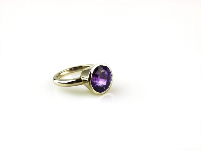ring in wit goud gezet met amethist