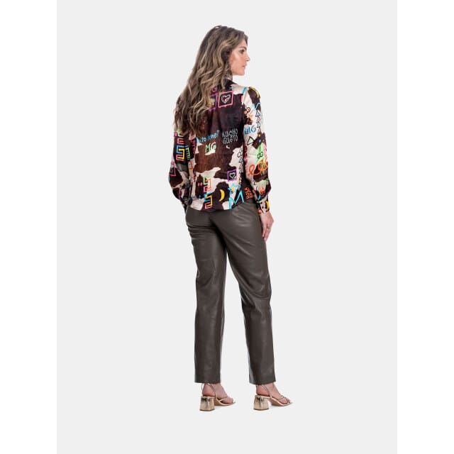 Mucho Gusto Blouse vinci met koeienprint en graffiti illustraties
