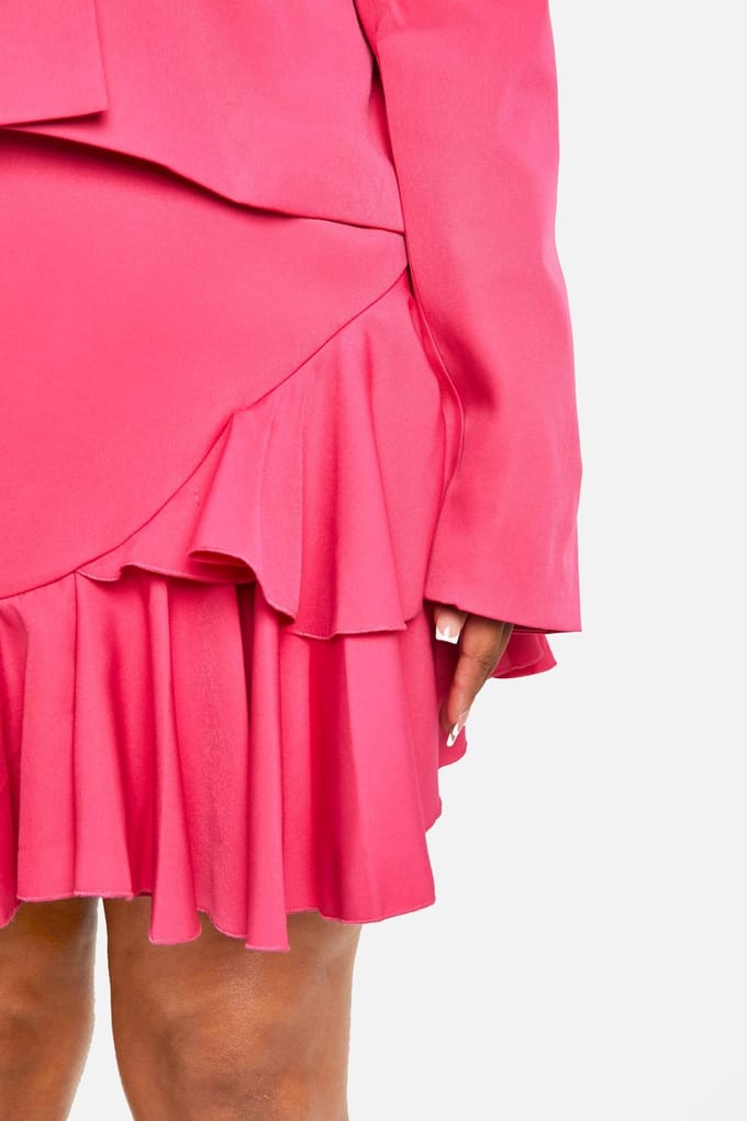boohoo Dames Plus Ruffle Hem Woven Mini Rok | Felroze | Maat: 54