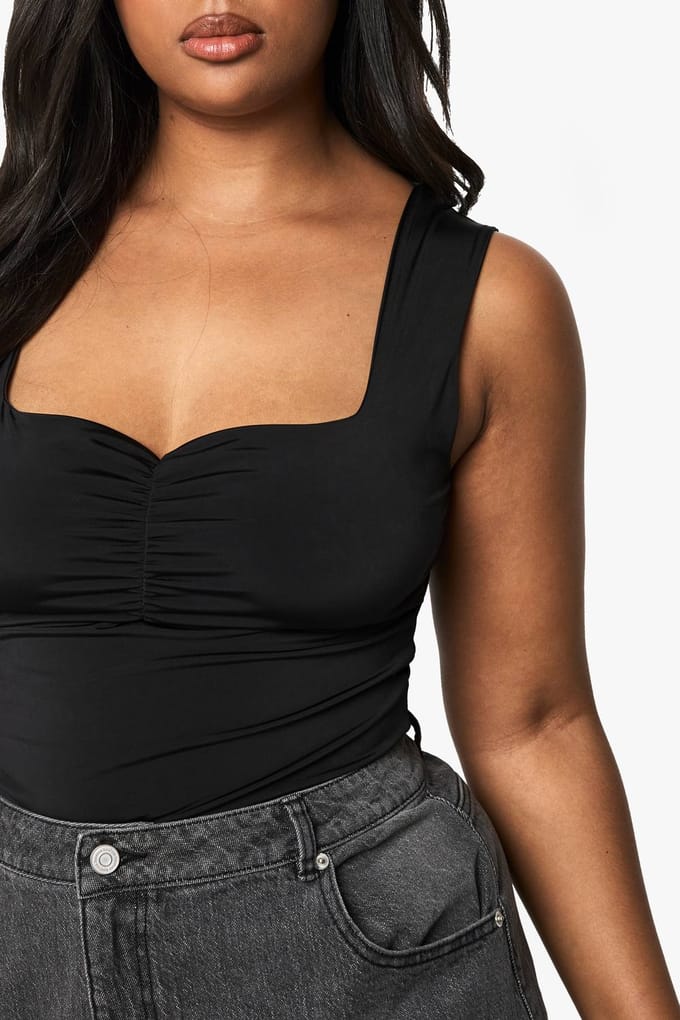 boohoo Dames PLUS DUBBELE LAAG GERUFELDE VOORZijDE BODYSUIT | Zwart | Maat: 46