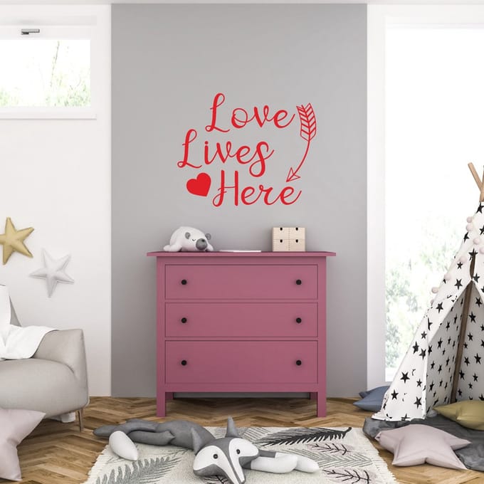 Muursticker - Love Lives Here - 46,4 x 56,8 - Rood