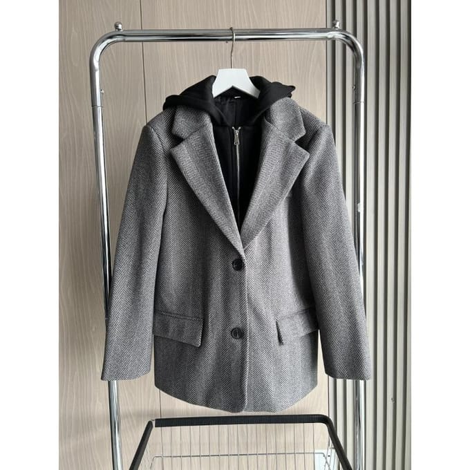 Collectie herfst/winter: Damesjas met capuchon, patchwork, visgraatmotief, lange mouwen en schoudervullingen L black