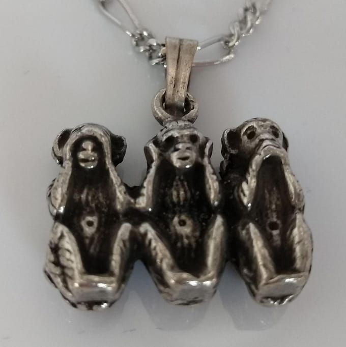 Horen zien en zwijgen, ketting met hanger drie aapjes