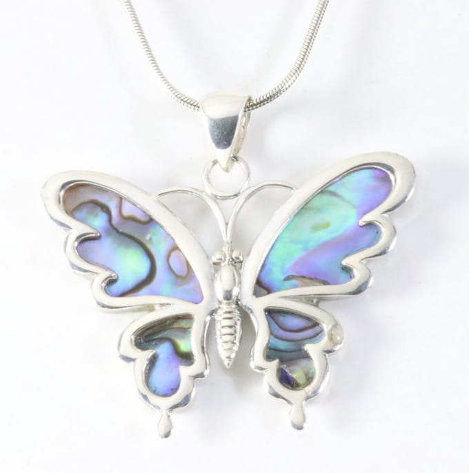 Zilveren vlinder hanger met abalone schelp aan ketting