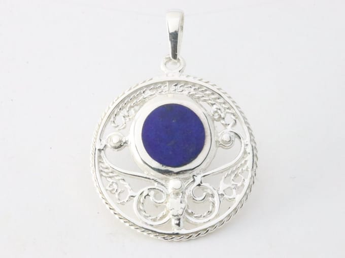 Ronde opengewerkte zilveren hanger met lapis lazuli