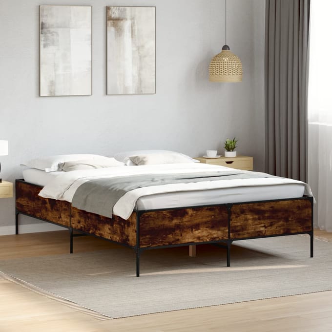 vidaXL - Bedframe - bewerkt - hout - metaal - gerookt - eikenkleurig - 135x190 - cm
