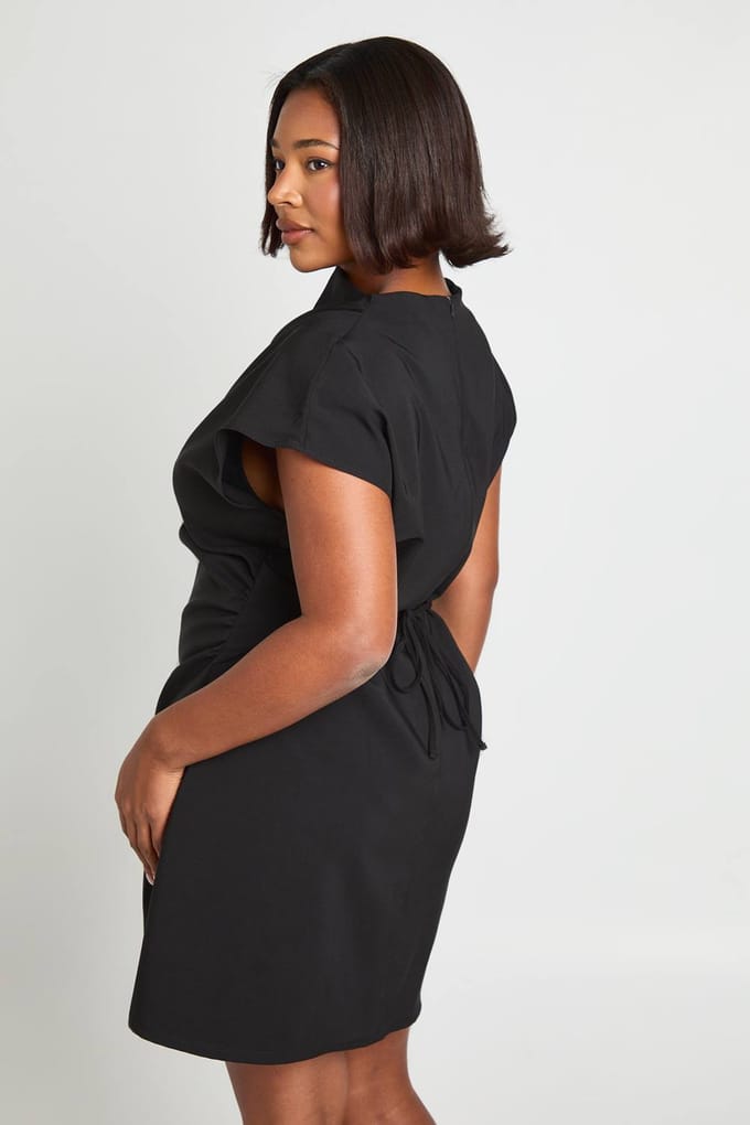 boohoo Dames Plus Asymmetrische Gegromde Capmouw Shift Jurk | Zwart | Maat: 44