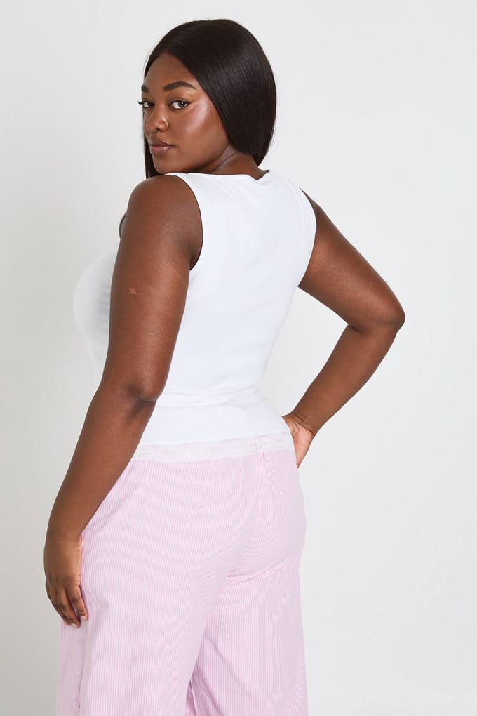 boohoo Dames Plus Bandjes Kanten Rand Katoenen Hemdje | Wit | Maat: 48