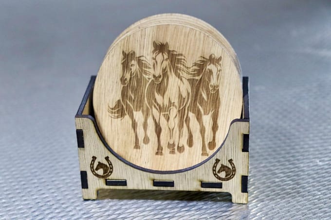 6 houten onderzetters paarden met houder