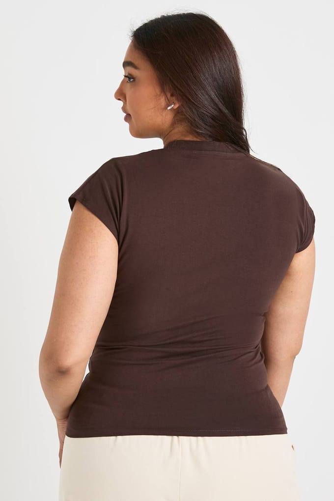 boohoo Dames Plus top met gerimpelde zijkanten, V-hals en capmouwen | Chocoladebruin | Maat: 44
