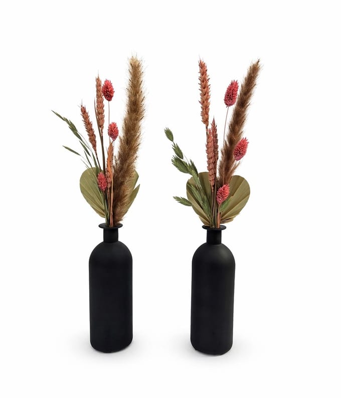 Droogbloemen in mat zwarte vaas