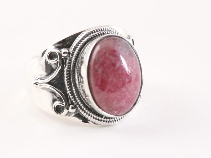 Bewerkte zilveren ring met rhodoniet - maat 19