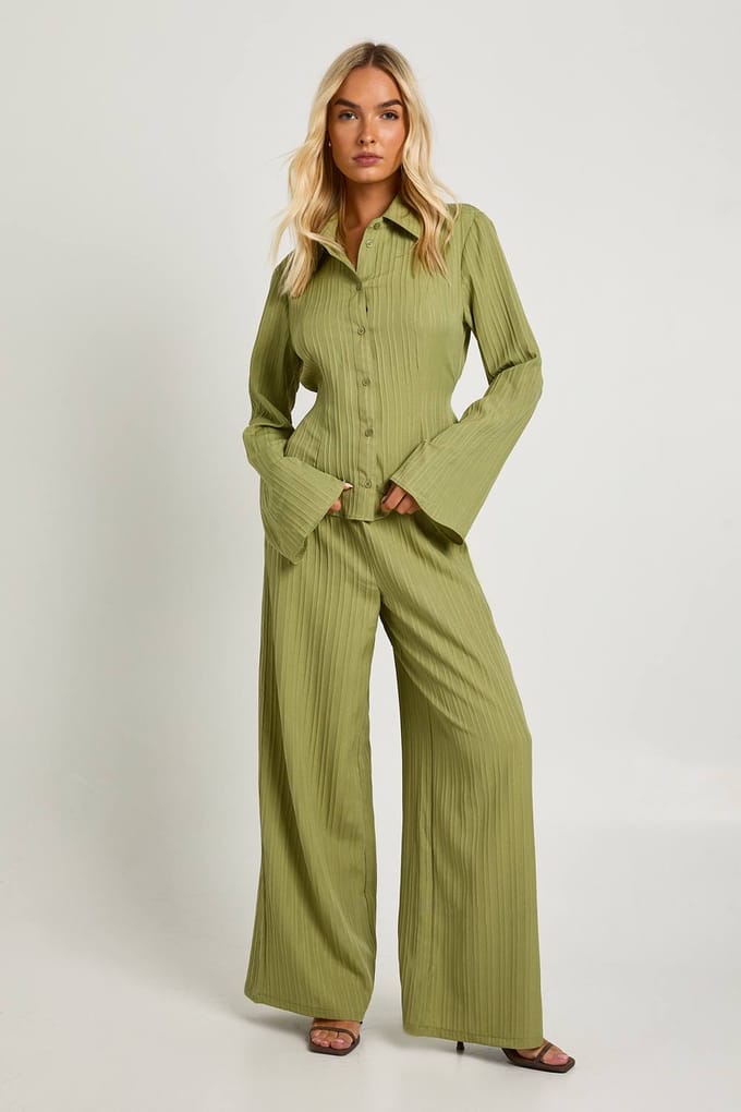boohoo Dames Getextureerd shirt met strik en broek set | Olijf | Maat: 44