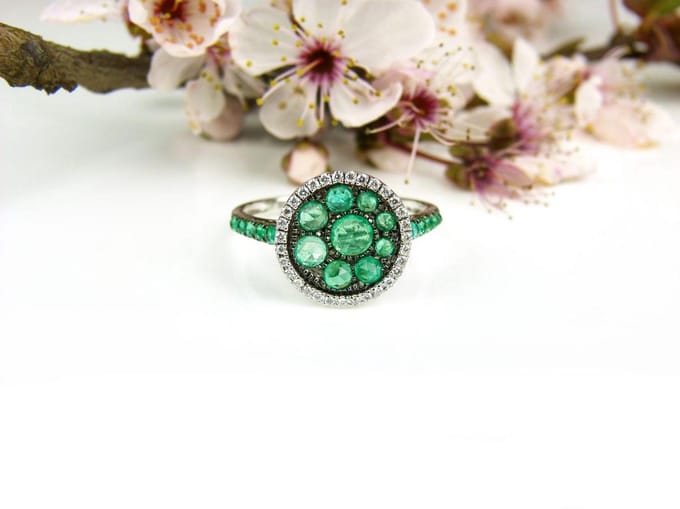 Ring in wit goud gezet met smaragd en diamant