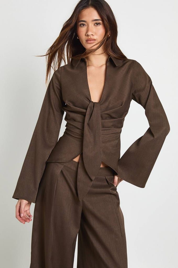 boohoo Dames Gedrapeerd Shirt met Tailleband | Mocha | Maat: 6