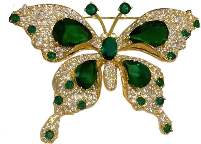 Luxe Vlinder Broche – Goudkleurig met Smaragdgroene Accenten | Metal Pin