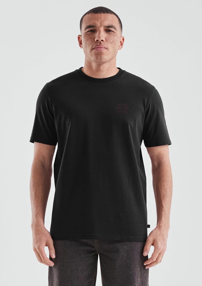 Basic T-shirt met ronde hals en klein motief op de borst QS