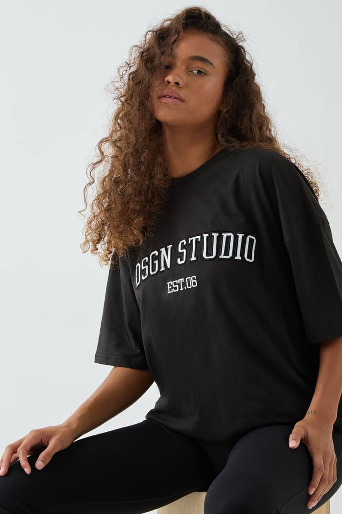 Dames DSGN Studio Applique Oversized T-shirt | Zwart | Maat: 36