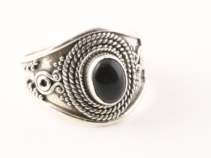 Bewerkte zilveren ring met onyx - maat 16