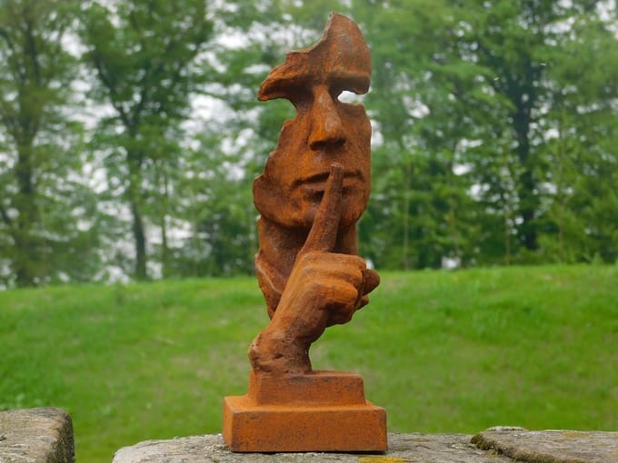 Beeld de Fluisteraar - gietijzer
