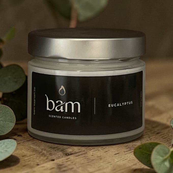 BAM Eucalyptus Geurkaars – Basic Collection Medium – 50 Branduren – 210 g – Zonnebloemwas – Vegan