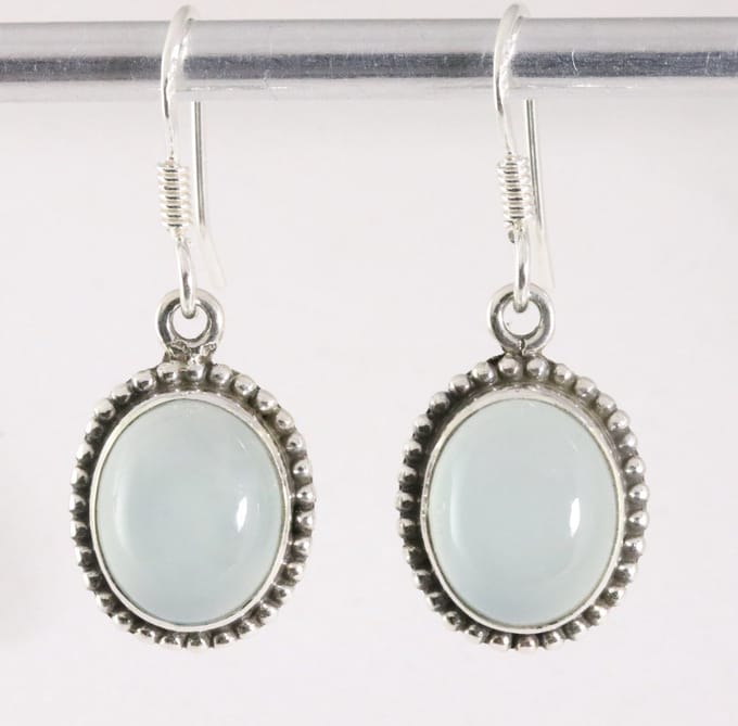 Bewerkte ovale zilveren oorbellen met aqua chalcedoon