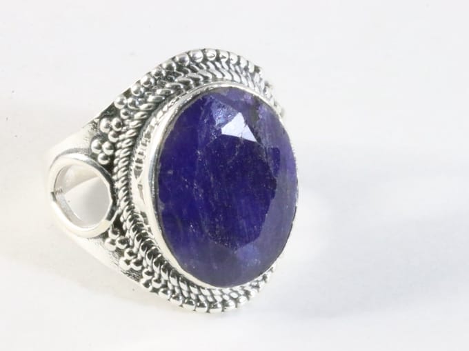 Bewerkte zilveren ring met blauwe saffier - maat 18