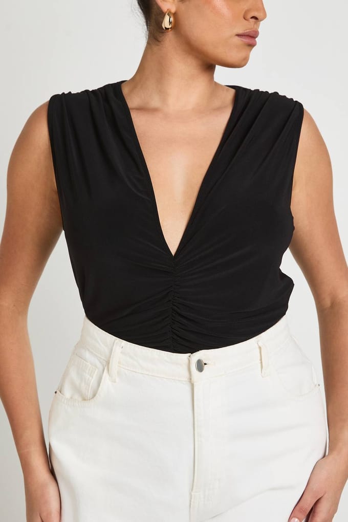 boohoo Dames Plus Slinky Gerimpeld Bodysuit Met V-hals | Black | Maat: 24