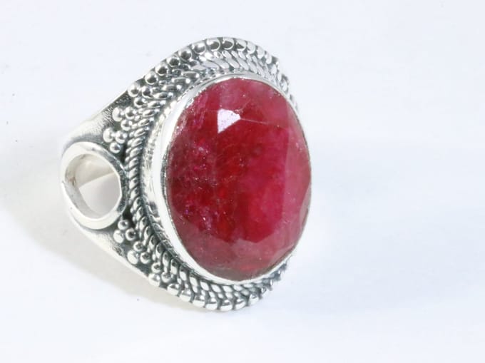 Bewerkte zilveren ring met robijn - maat 18