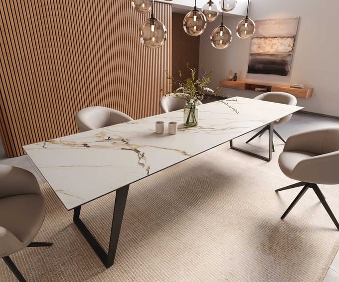Eetkamertafel Edge keramiek Calacatta Luxe wit-goud-grijs 300x100 metaal schuin zwart