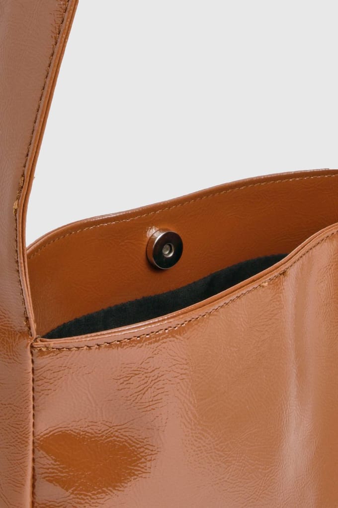boohoo Dames Getextureerde patent schoudertas | Tan