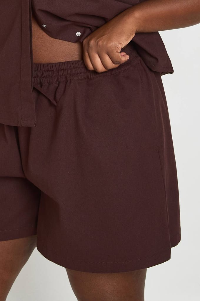 boohoo Dames Plus Chambray Boxy Flippy Short | Chocoladebruin | Maat: 44