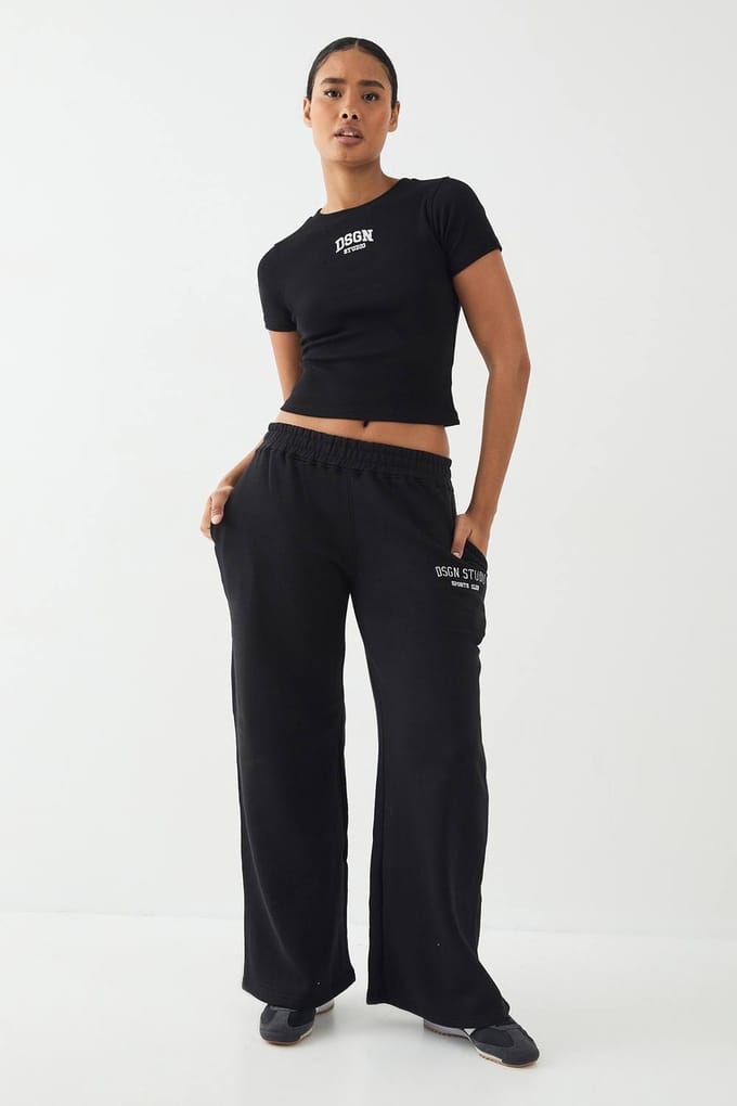Dames DSGN Studio Collegiate Applique Rechte Pijp Jogger | Zwart | Maat: 2XL