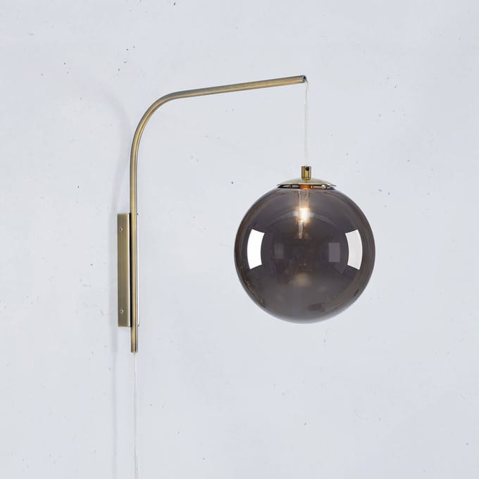 Markslöjd Wandlamp Dione, messing/rookgrijs, hoogte 40 cm stekker
