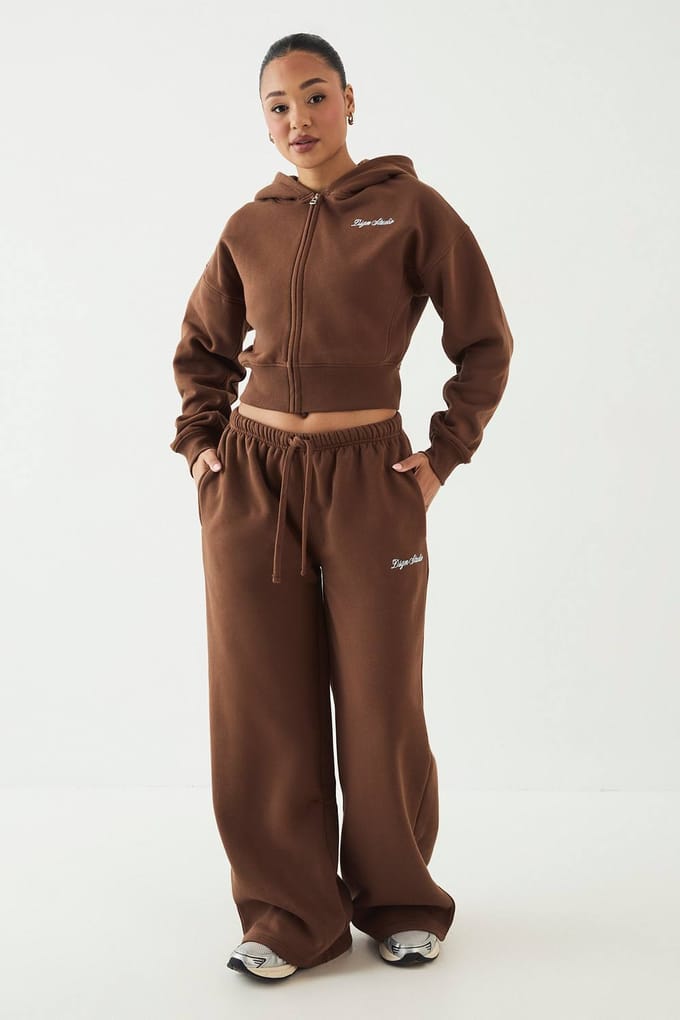Dames Dsgn Studio Script Geborduurd Rechte Pijp Joggingbroek | Mokka | Maat: Small