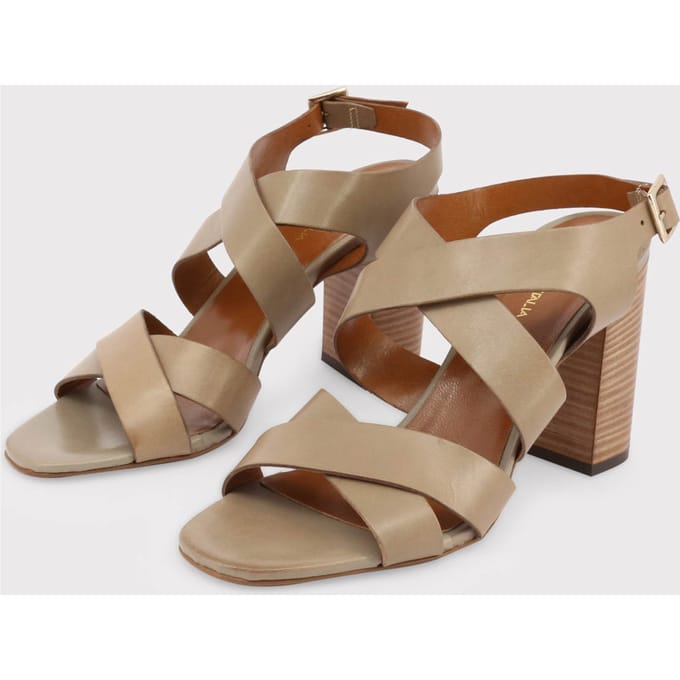 Crossstrap Leren Sandalen Model Beige
