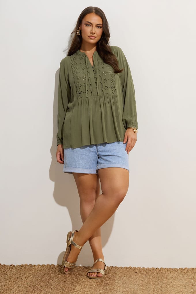 Yours Khaki Groene Broderie Anglaise Blouse Met Strikhals Size 48