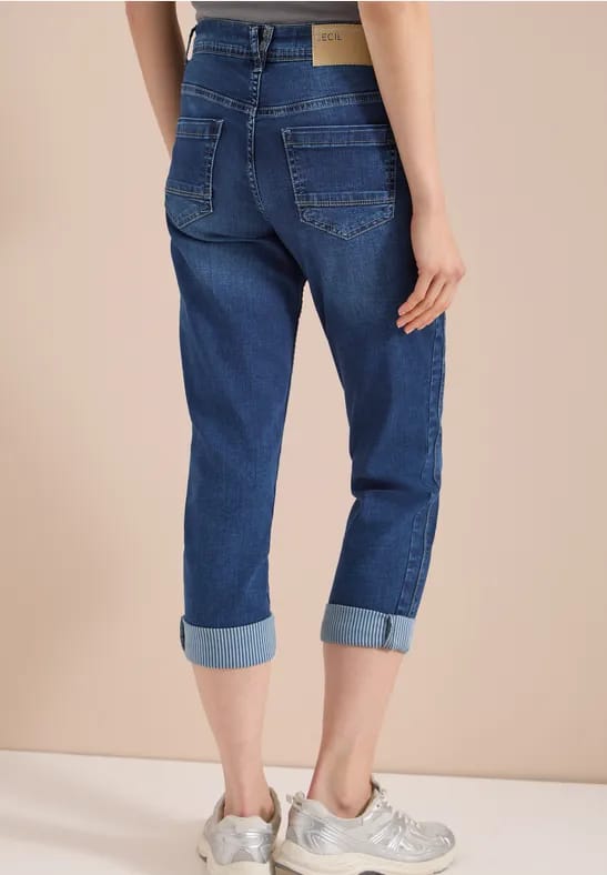 Mid Waist straight leg jeans in casual fit