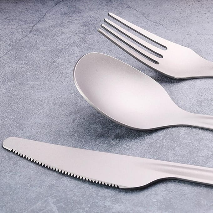 TOMSHOO 4-in-1 titanium bestek bestekset lichtgewicht dinerlepel vorksnijder met multifunctionele opslaghouder flesopener white