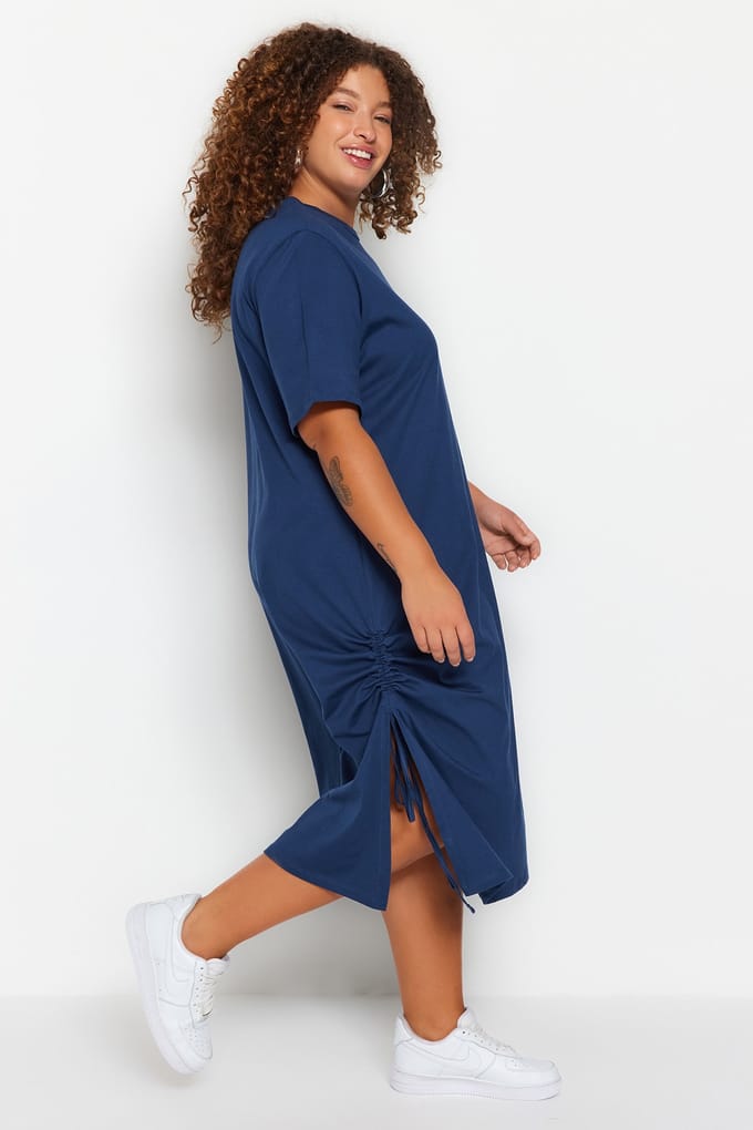 Curve damesjurken in donkerblauw, effen kleur, midi-lengte, casual en relaxed, plus size.