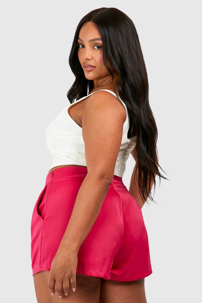 boohoo Dames Plus Satin Tailored Short | Felroze | Maat: 56