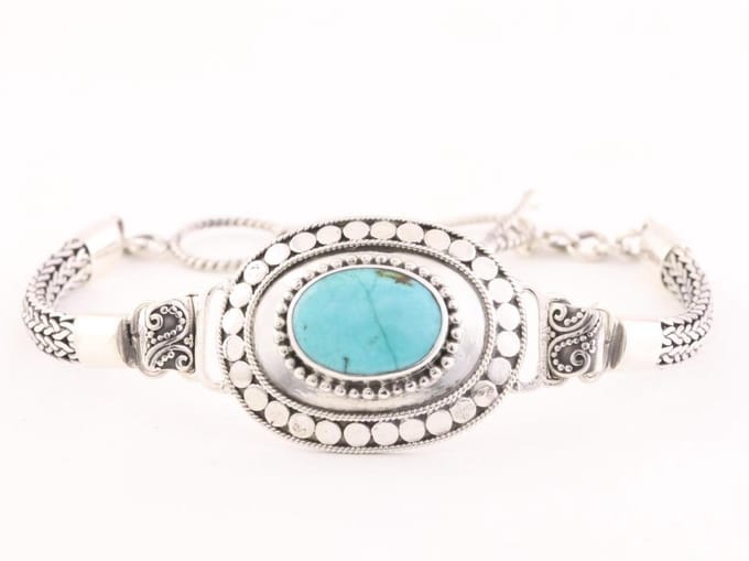 Traditionele bewerkte zilveren armband met turkoois
