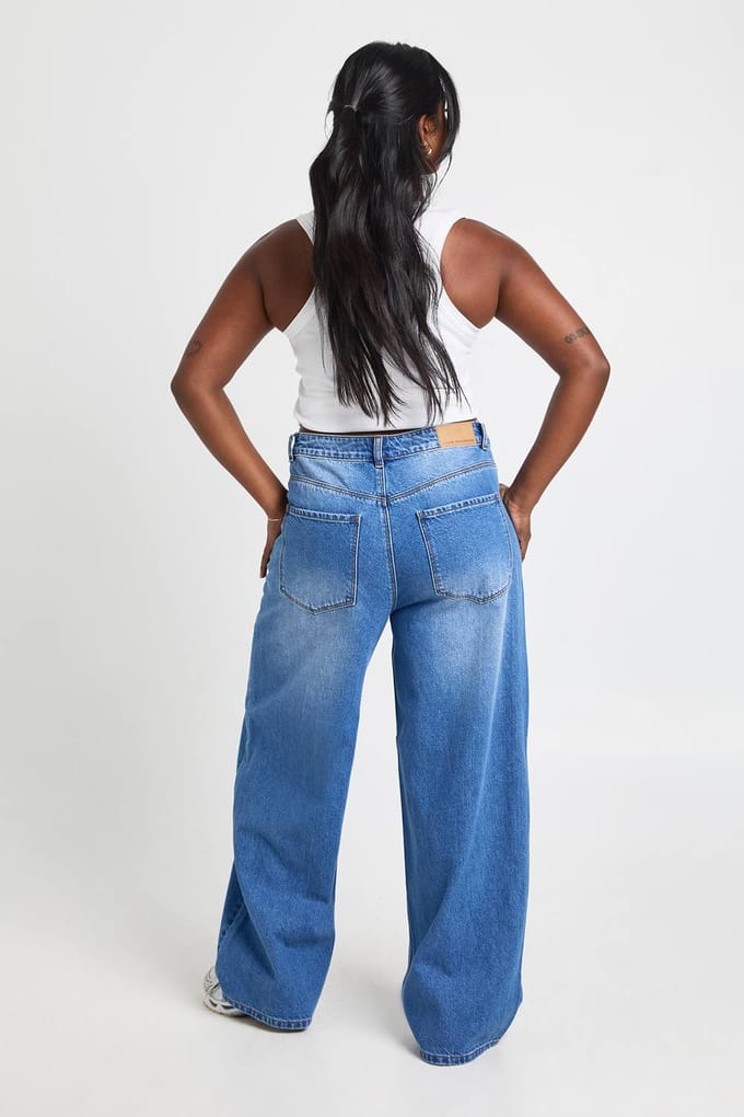 boohoo Dames Plus Mid Waist Losse Pasvorm Skater Jeans | Medium Gebleekt | Maat: 44