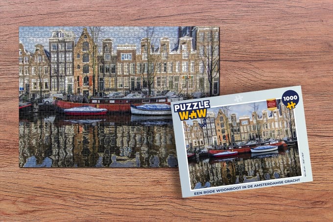 Puzzel Een rode woonboot in de Amsterdamse gracht - Legpuzzel - Puzzel 1000 stukjes volwassenen
