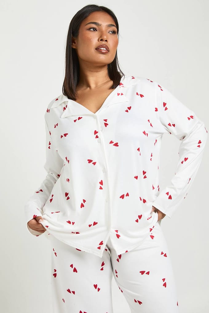 boohoo Dames Plus Valentijnsdag Hart Print Lange Mouw Shirt & Broek Pyjama Set | Wit | Maat: 48