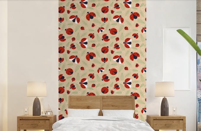 Behang - Fotobehang Lieveheersbeestje - Bladeren - Design - Breedte 150 cm x hoogte 240 cm